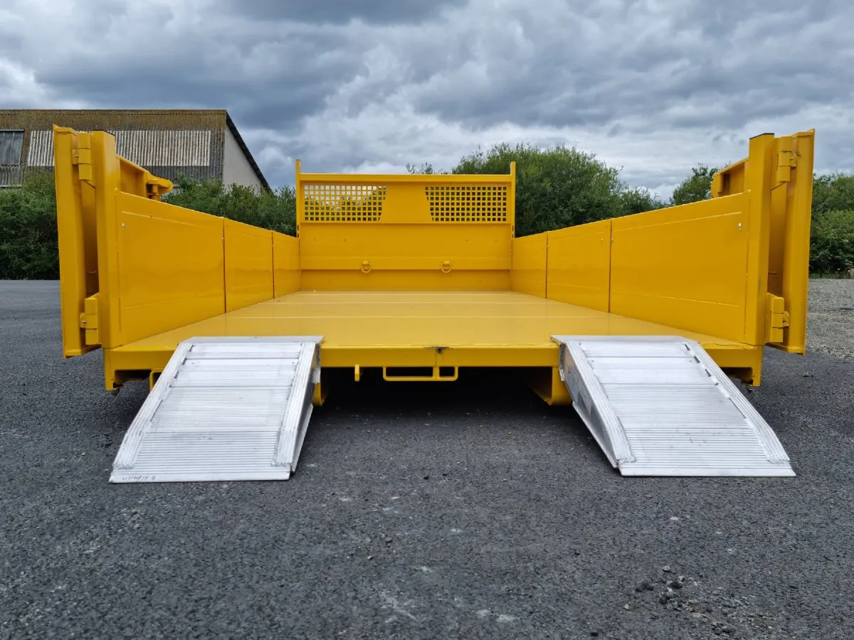 Vue arrière Plateau à ridelles rabattables - Classe 2 (portes ouvertes + option rampe de chargement)